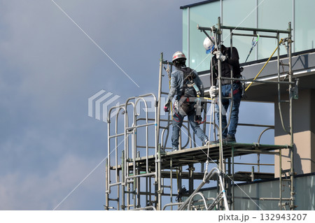 工事現場 　新築マンション　仮設足場の解体作業風景 132943207