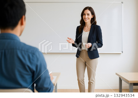 ホワイトボード前で質問に答える欧米系女性講師 132943534