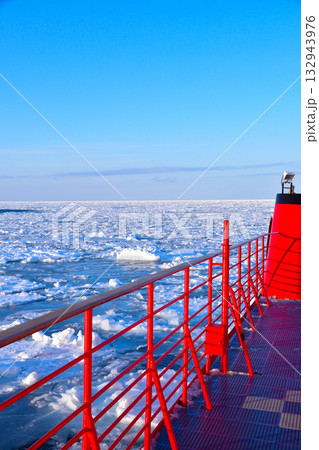流氷　観光船　紋別沖 132943976
