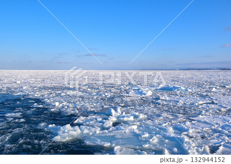 流氷　観光船　紋別沖 132944152