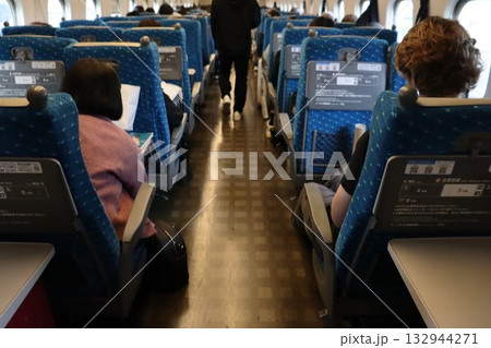 東海道新幹線の車内 東海道新幹線の車内 132944271