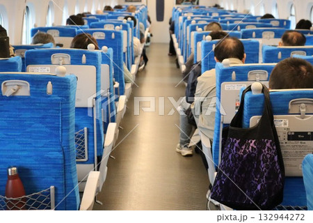 東海道新幹線の車内 132944272