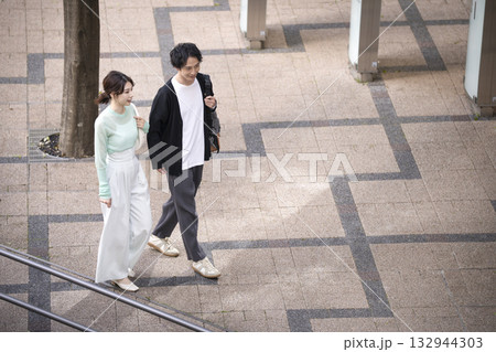 街を歩く30代の男女 街を歩く30代の男女 132944303