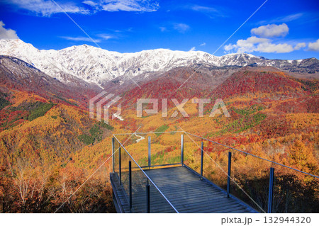 秋の岩岳マウンテンリゾートからの三段紅葉 秋の岩岳マウンテンリゾートからの三段紅葉 132944320