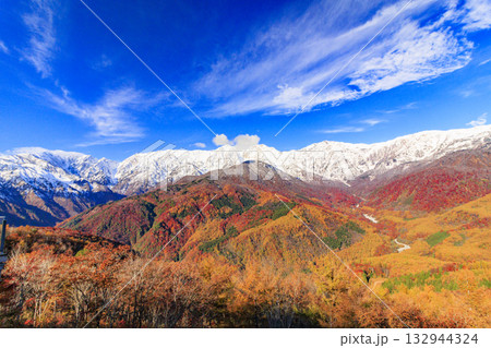 秋の岩岳マウンテンリゾートからの三段紅葉 132944324