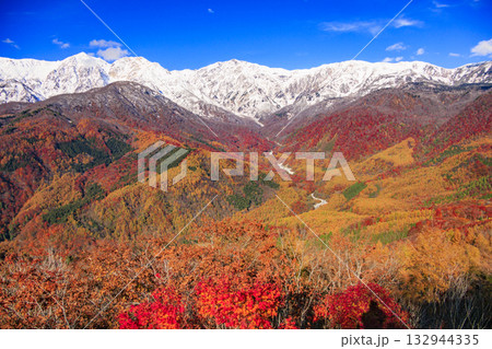 秋の岩岳マウンテンリゾートからの三段紅葉 秋の岩岳マウンテンリゾートからの三段紅葉 132944335