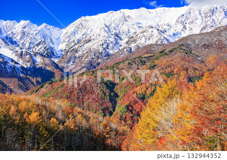 秋の岩岳マウンテンリゾートからの三段紅葉 秋の岩岳マウンテンリゾートからの三段紅葉 132944352