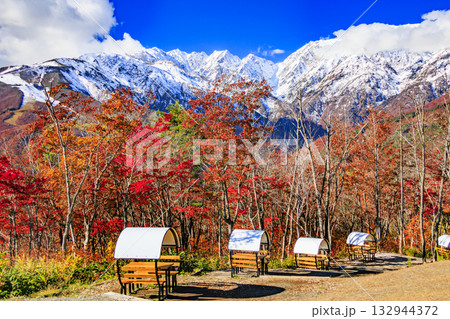 秋の岩岳マウンテンリゾートからの三段紅葉 132944372