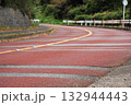 減速帯のある峠道の急カーブ 132944443