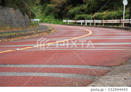減速帯のある峠道の急カーブ 132944443
