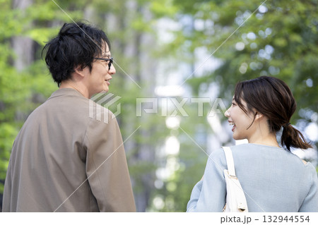 街を歩く笑顔の30代の男女 132944554