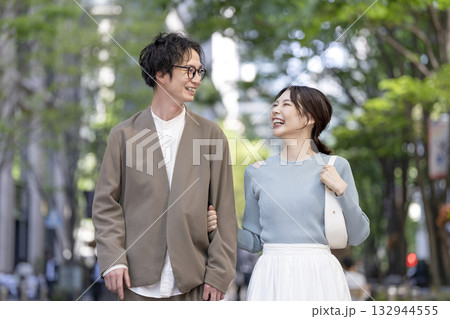 街を歩く笑顔の30代の男女 街を歩く笑顔の30代の男女 132944555