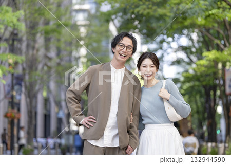 カメラ目線で笑顔の30代の男女 132944590