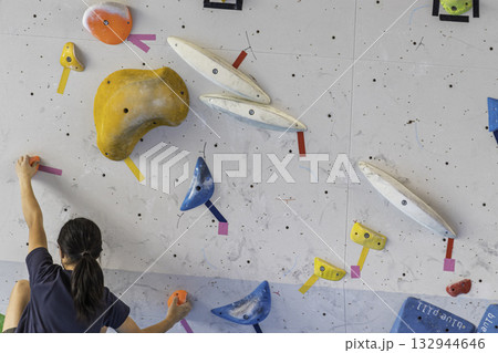 ボルダリング 目標に向かって頑張る あと少し ボルダリング 目標に向かって頑張る あと少し 132944646