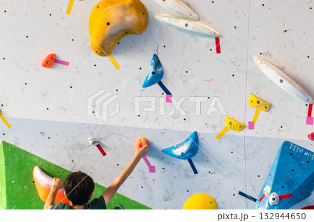 ボルダリング　目標に向かって頑張る　あと少し 132944650