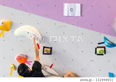 ボルダリング　目標に向かって頑張る　あと少し 132944651