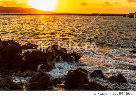磯の夕陽 132944660