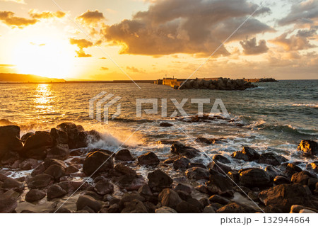 磯の夕陽 132944664