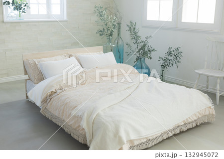 ダブルベッドの寝室 132945072