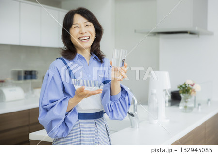 キッチンで水を飲む女性 キッチンで水を飲む女性 132945085
