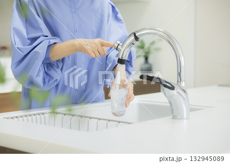 キッチンで水を飲む女性 キッチンで水を飲む女性 132945089