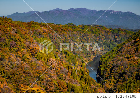 山々の紅葉 山々の紅葉 132945109