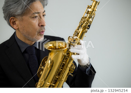 サックスをメンテナンスするシニア男性   132945254