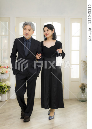 デートするミドルシニア夫婦イメージ　　  132945310