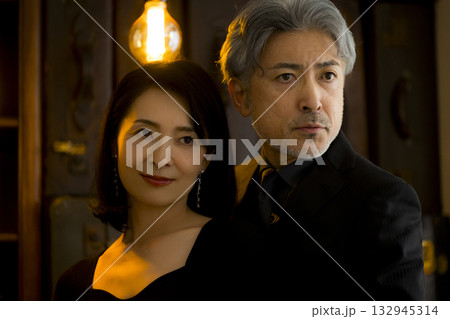 デートするミドルシニア夫婦イメージ　　  132945314