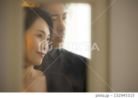 デートするミドルシニア夫婦イメージ デートするミドルシニア夫婦イメージ 132945315