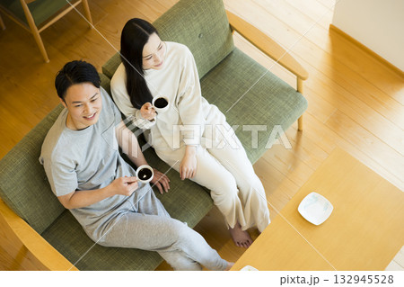 リビングでくつろぐカップル 132945528