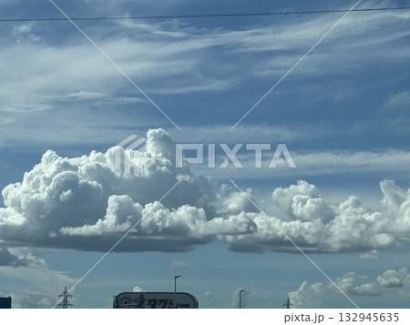 青空と白い雲 132945635