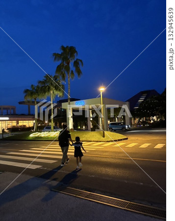 夕暮れのビーチを歩く親子 132945639