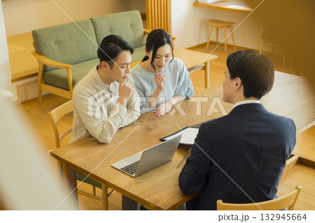 モデルルームの案内をする営業の男性　 　　 132945664