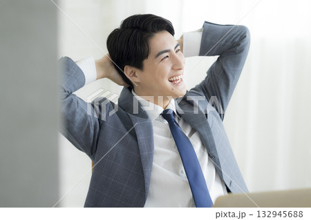 仕事で疲れたビジネスマン 132945688