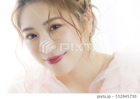 ピンクのチュールドレスの女性 132945730