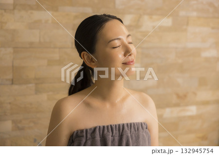 サウナの女性 132945754