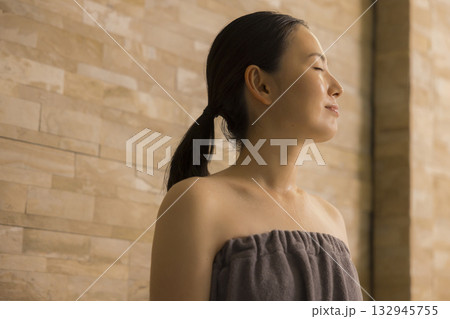 サウナの女性 132945755