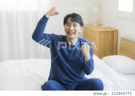 ベッドで伸びをする男性 ベッドで伸びをする男性 132945773