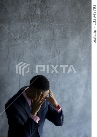 スーツを着て考え事をする外国人の男性 スーツを着て考え事をする外国人の男性 132945793