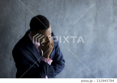 スーツを着て考え事をする外国人の男性 スーツを着て考え事をする外国人の男性 132945794