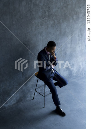 スーツを着て考え事をする外国人の男性　 132945796