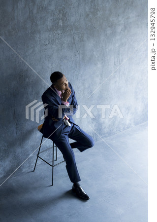 スーツを着て考え事をする外国人の男性 スーツを着て考え事をする外国人の男性 132945798