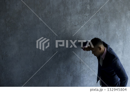 スーツを着て考え事をする外国人の男性　 132945804