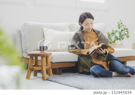 ソファで読書をする女性 132945834