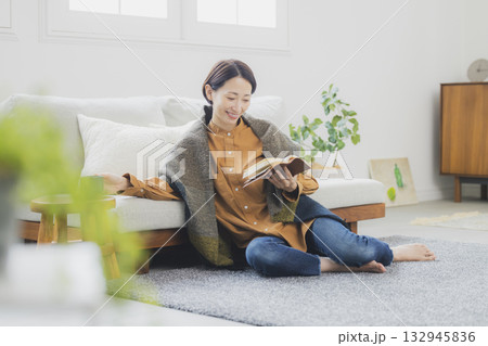 ソファで読書をする女性　 132945836
