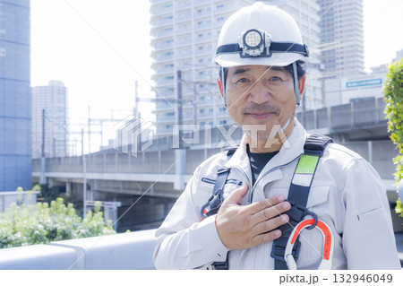 フルハーネスをつけた作業員 132946049