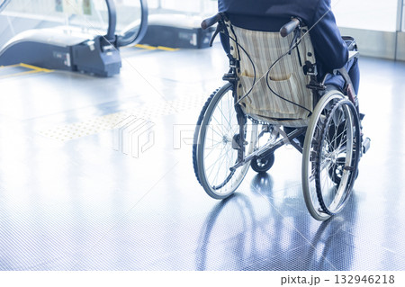車椅子に乗るスーツの男性 132946218