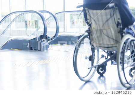 車椅子に乗るスーツの男性 132946219