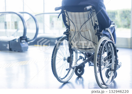 車椅子に乗るスーツの男性 132946220